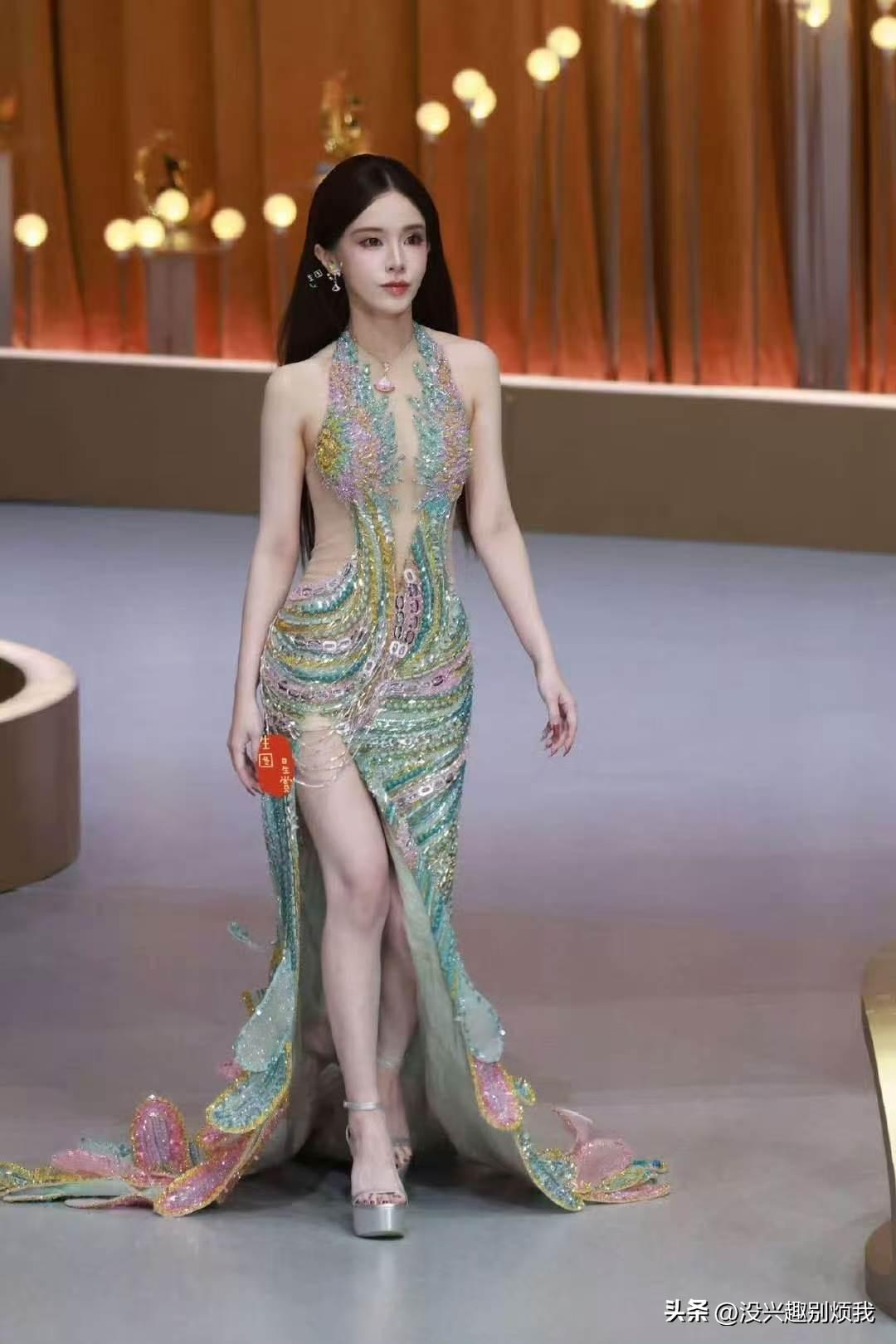 迅猛龙特蕾莎红毯生图，气场全开的孔雀女王