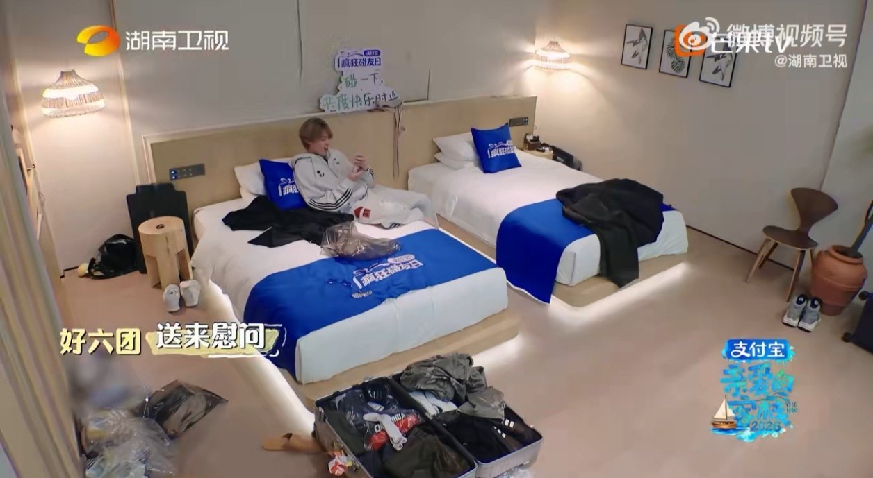 王鹤棣客栈忙碌到水肿，敬业精神值得点赞 王鹤棣客栈一天站十几个小时亲爱的客栈