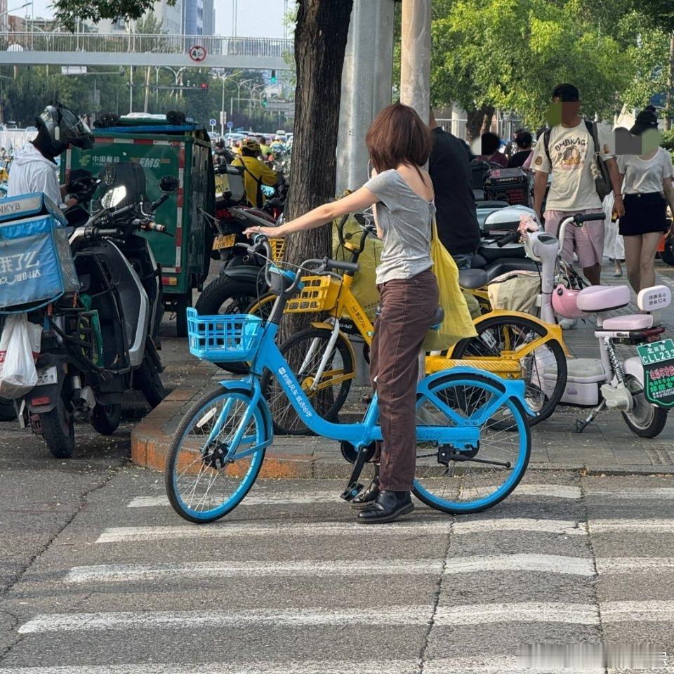 压力大的请看文淇的帆布袋这么大一兜子吗？真的是这个帆布袋感觉能折吧折吧把共享单车