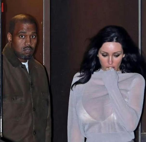 美国街头的寻常一幕，背后藏着一个扎心的真相。走在纽约或洛杉矶的街头，白人姑娘挽着