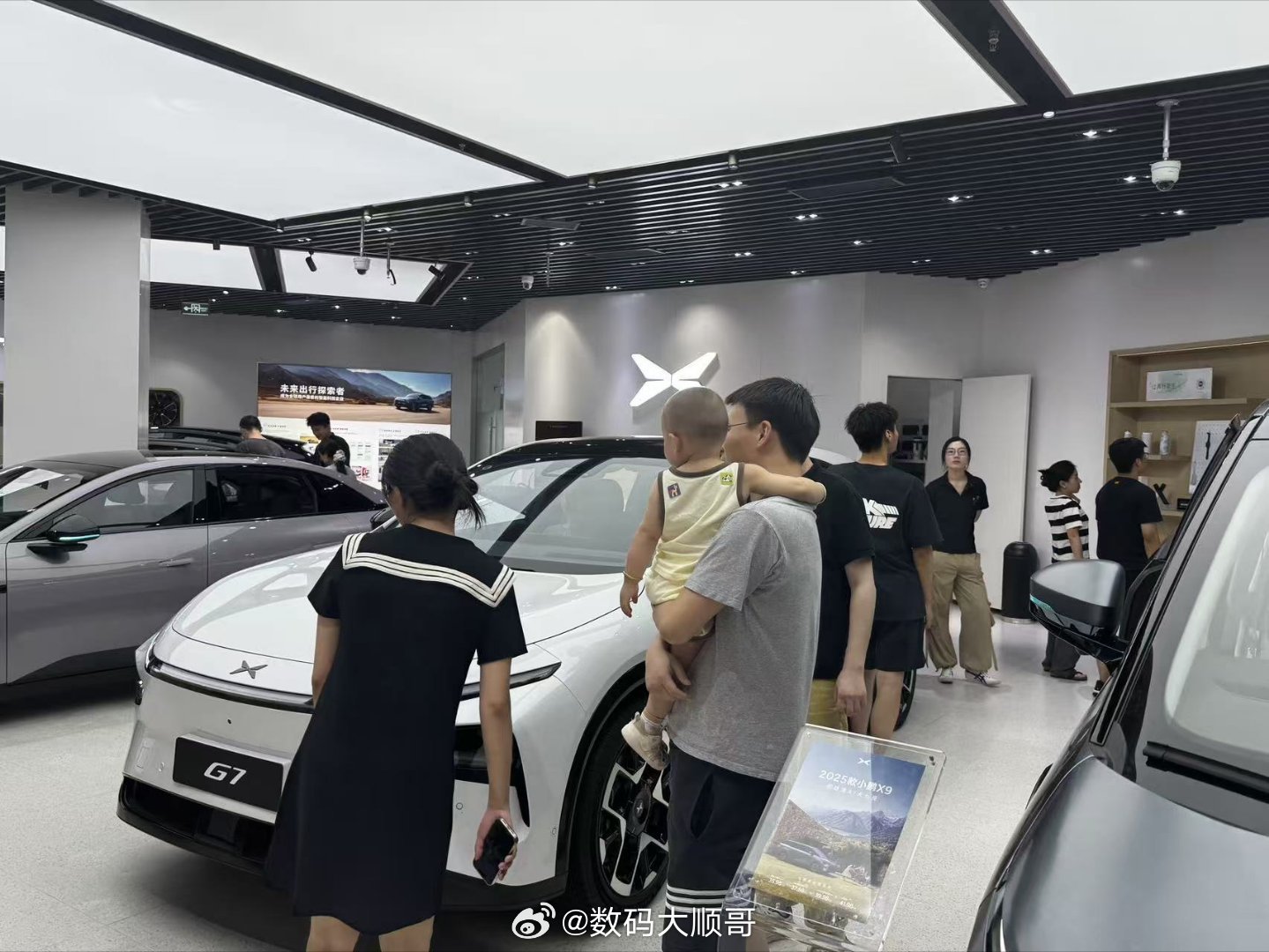 小鹏G7一上市就爆火！上市后的第一个周末，门店里挤满看车试驾的人。这配置确实猛，