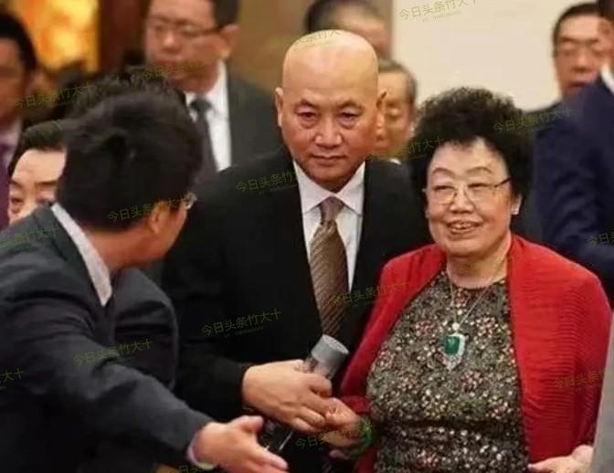 娱乐圈里，迟重瑞对老婆的贴心，简直让人嫉妒！活动现场，他拿着水杯守护在陈丽华身后