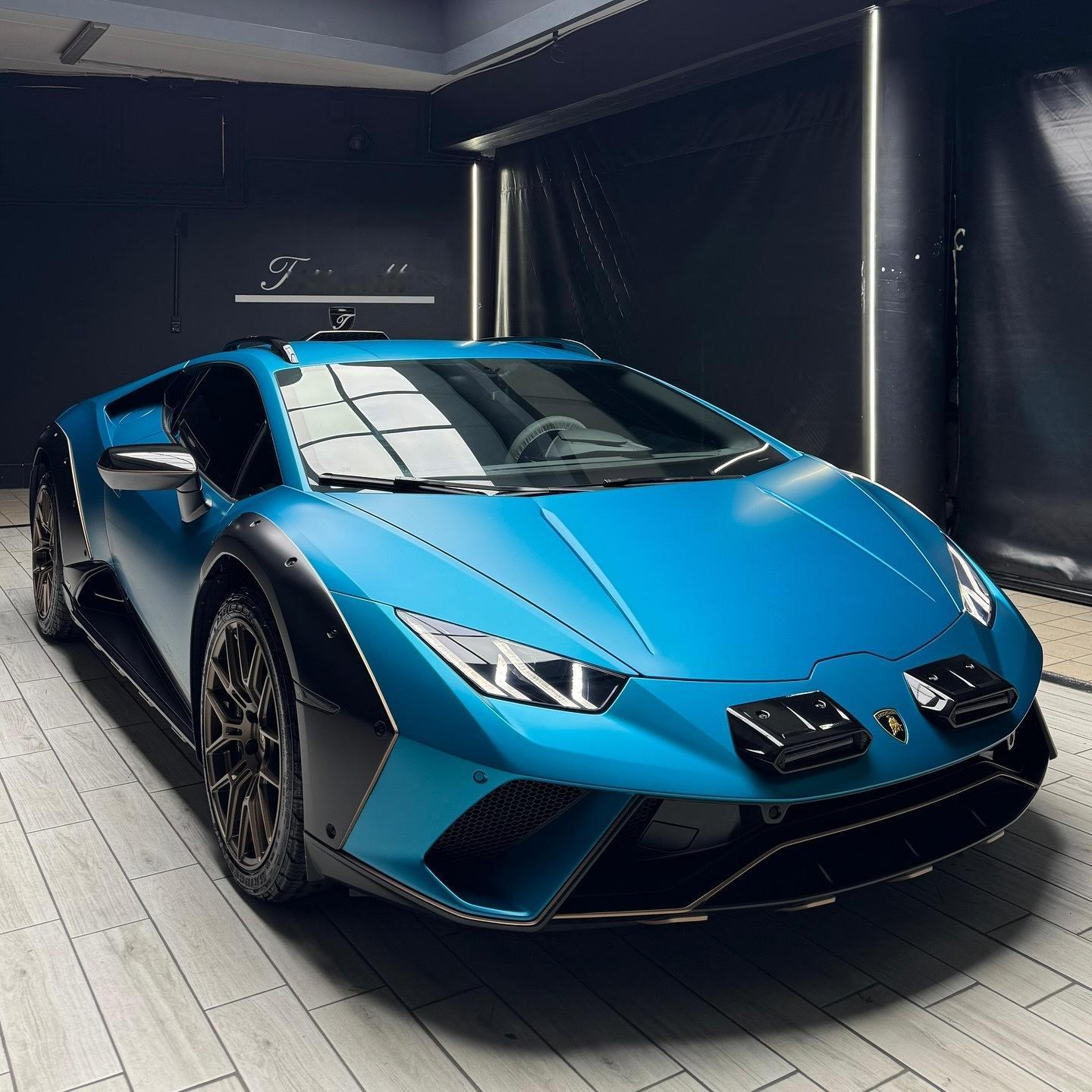 这款兰博基尼Huracan Sterrato是其同系列中的首款车型。颜色：蓝乌拉
