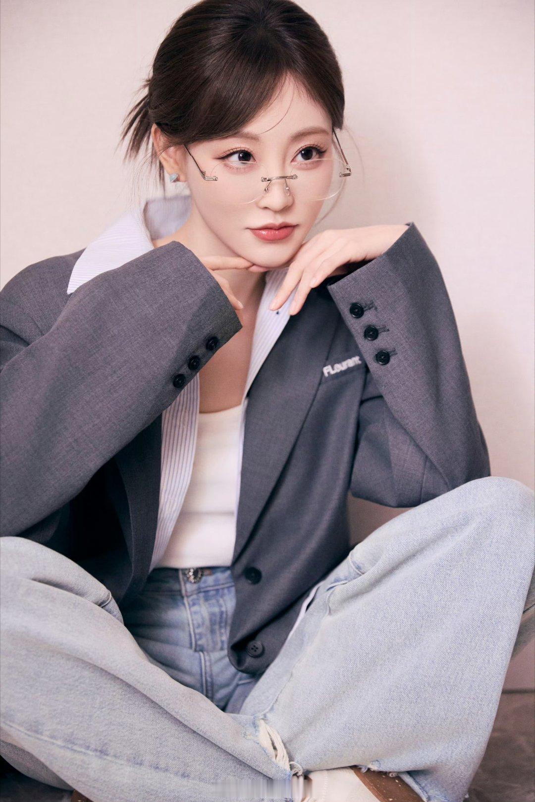 zxd 🩷我沿着星河捡着你遗落在月亮旁的浪漫，银河用月色作饵晚风为杆垂钓落入你