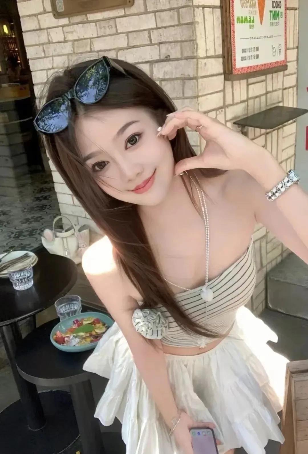 催婚风潮再度袭来！父母下达指令，今年务必成婚。端午安排相亲，三个月后订婚。母亲坦
