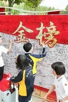 一名上海的少年，参加了今年的高考。或许这名少年，永远也不会忘记，今年的高考。因为