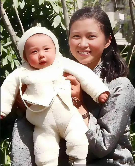 这是粟裕夫人和他儿子的照片拍摄可1942年，这是一个战火纷飞的年代，还在抗战时期