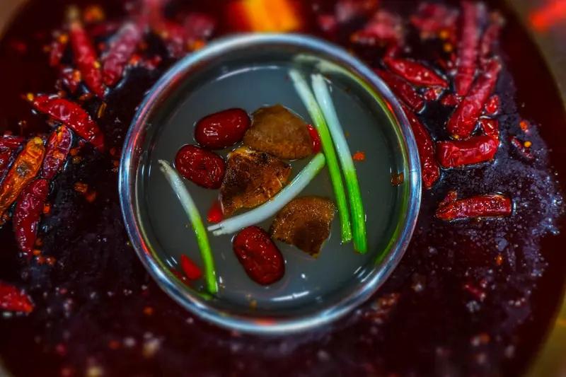 东北菜猪肉白菜，做法家常，猪肉配白菜，超级下饭。
四川火锅全国闻名，食材丰富，麻