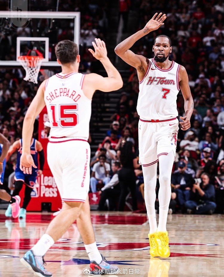 火箭队最近五场比赛的三分球命中率都至少达到40%，并且至少投进13个三分球。这是