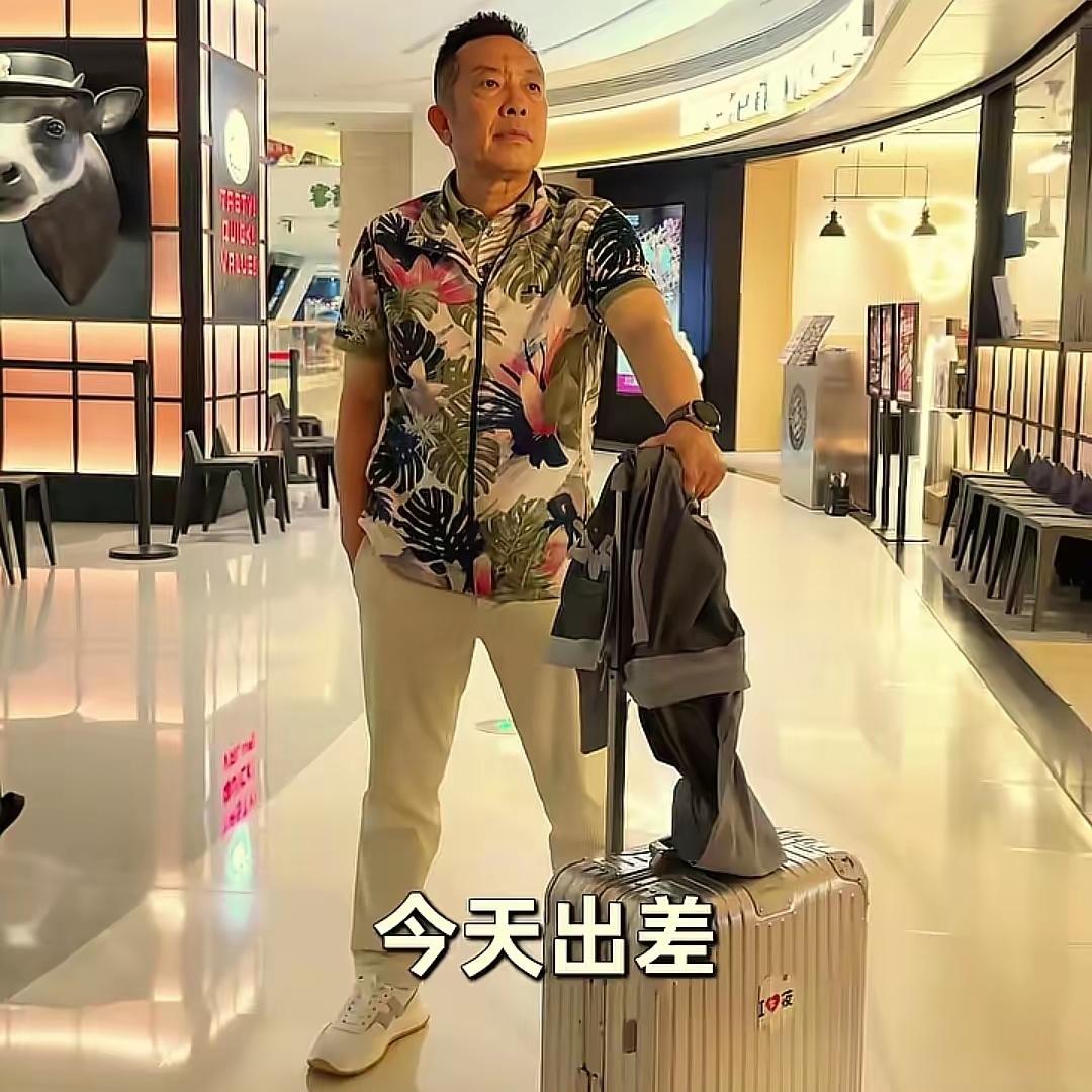 西贝贾老板这演技，真能跟影帝掰掰手腕了！
 
他去巡店，店长请他点评菜品，他端着
