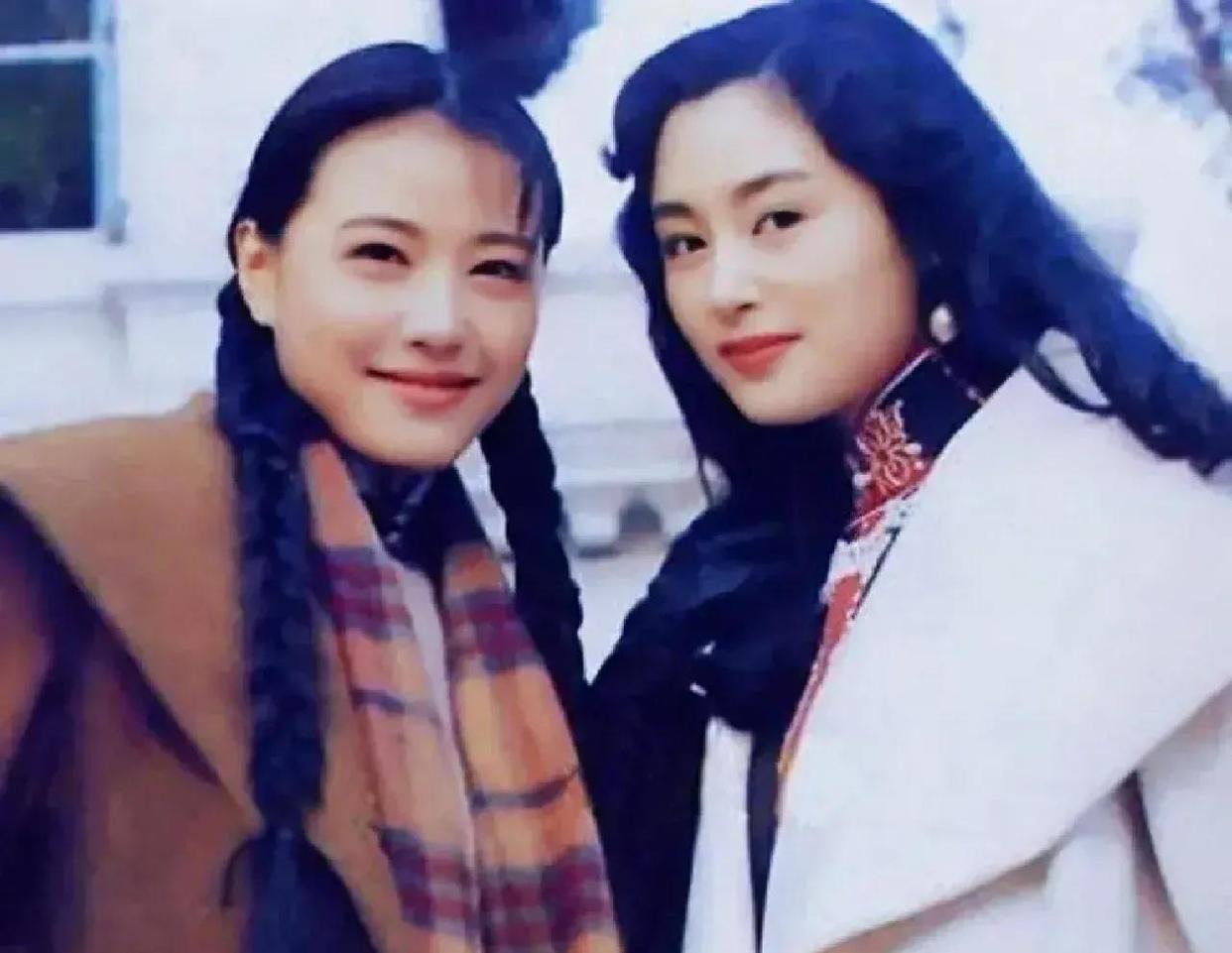 画面中的周海媚眉若远黛，笑眼弯弯，唇若丹霞， 气质清甜；一旁的陈红秀发翩然，莹洁