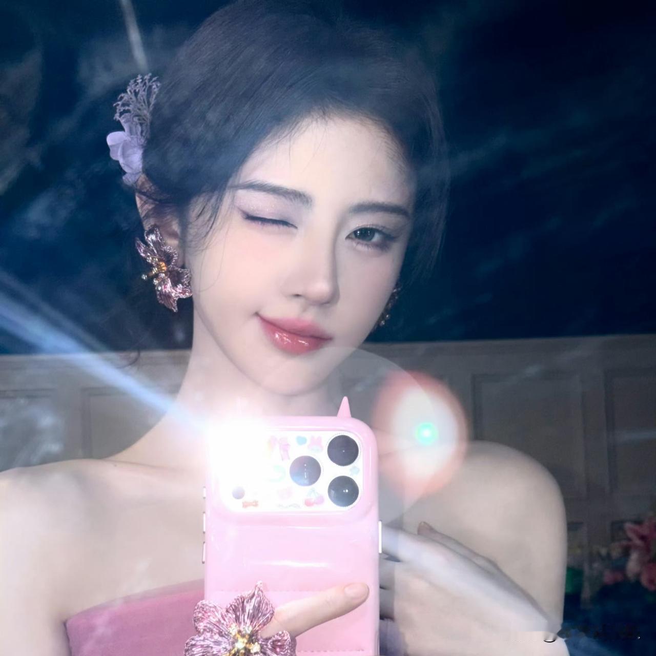鞠婧祎的少女感从来不是刻意装出来的甜腻，而是藏在细节里的鲜活。

她的造型总偏爱
