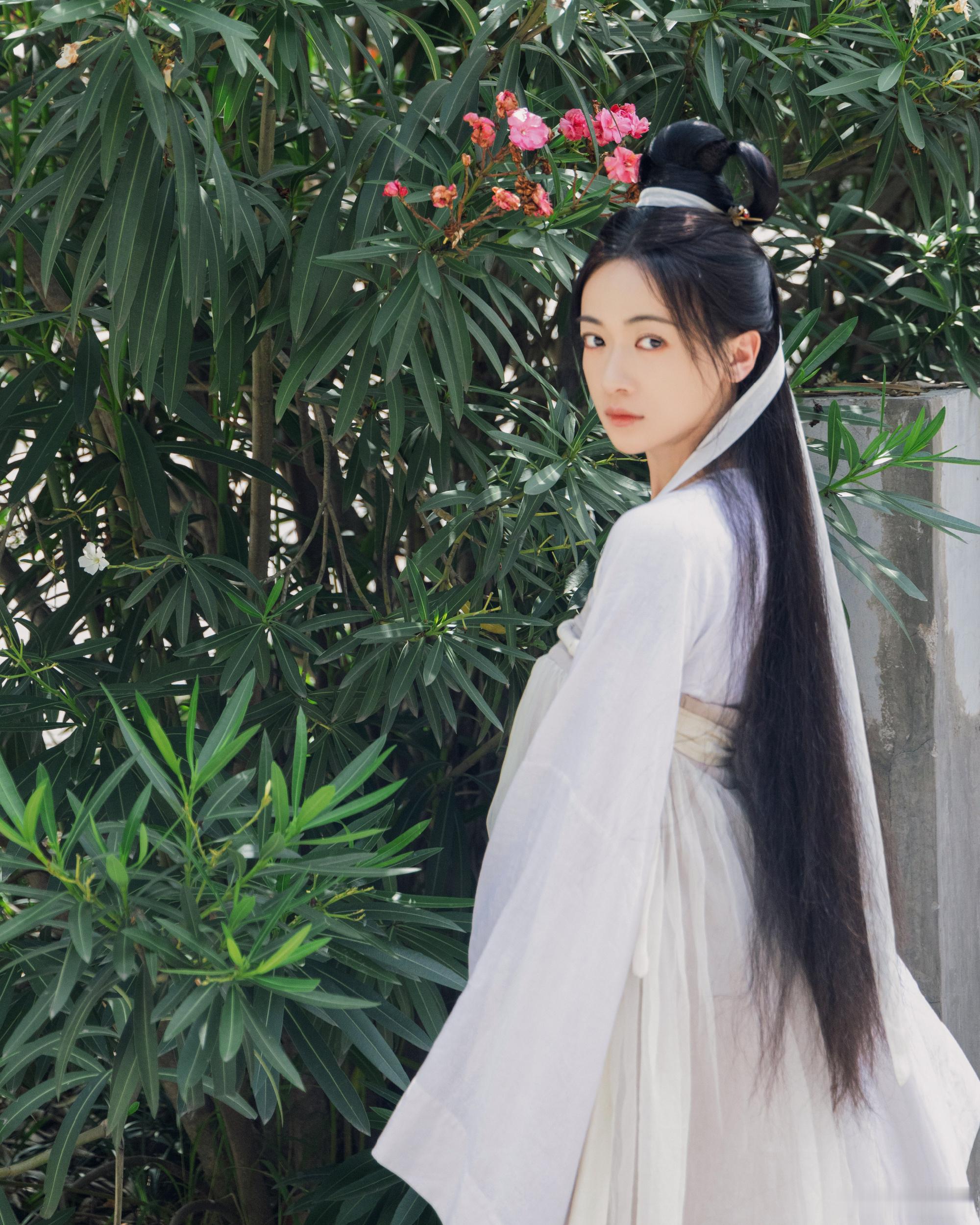 #吴谨言杨超越艾米墨雨三美#墨雨三美上大分，三美一个比一个美！从贞女堂到明义堂，