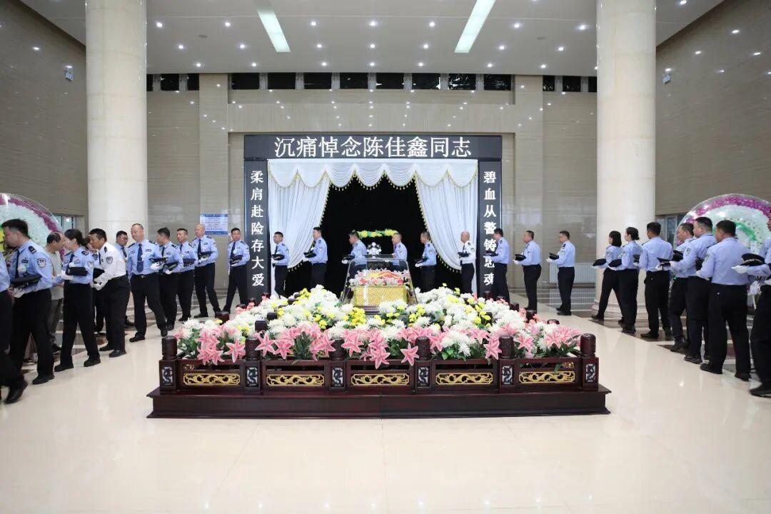 又看到30岁民警因救轻生者牺牲的新闻，我好气啊！
盘点一下这些年看到的：
202