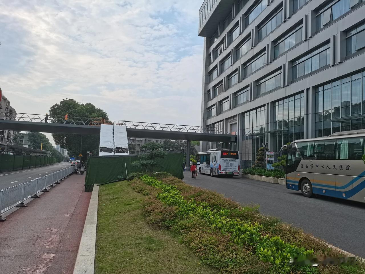 为人民服务执政理念变为具体行动的案例，城市道路系统联通医院综合楼宜昌市中心人民医