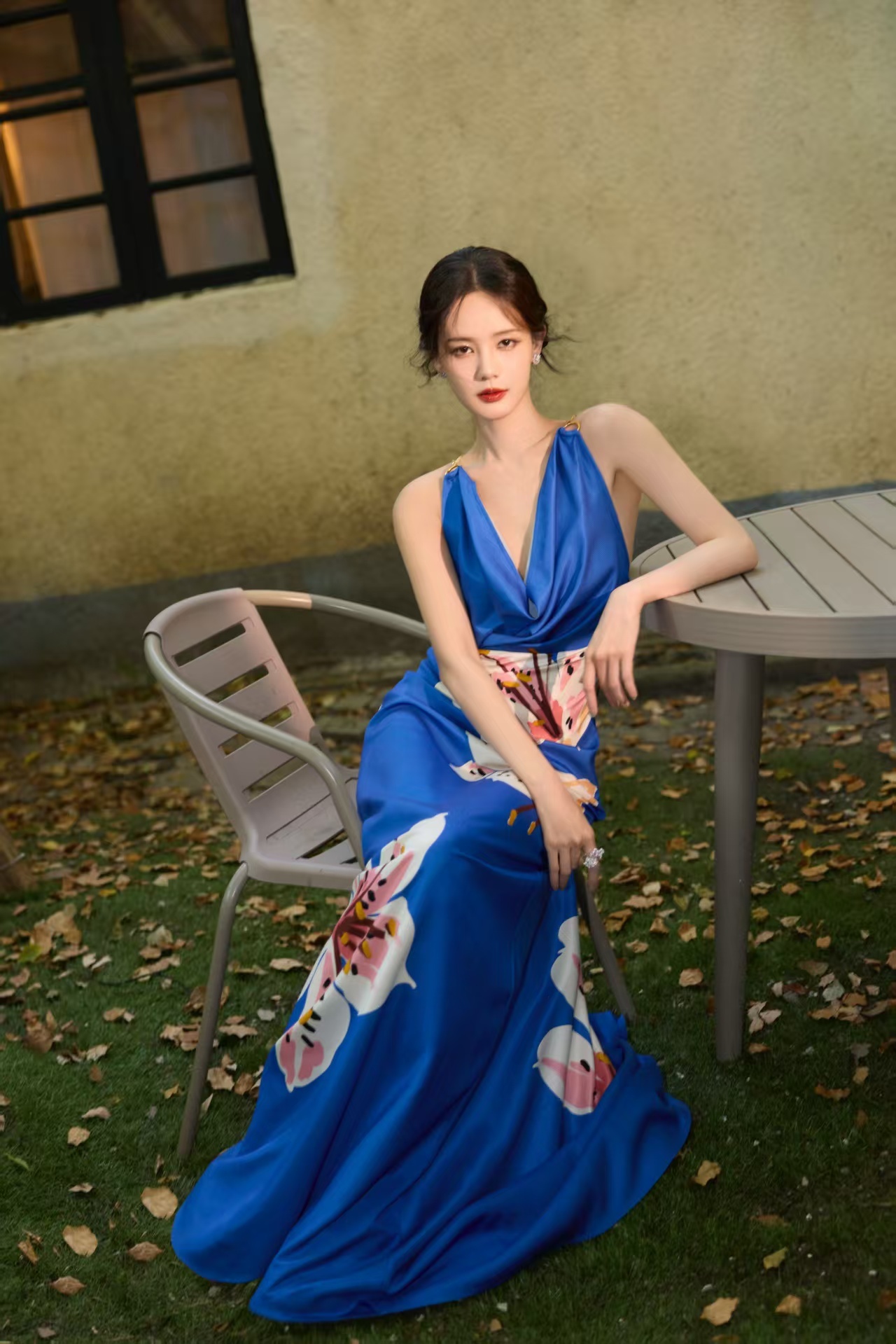 李一桐蓝色露背裙李一桐的蓝色露背裙简直妙呀！蓝色清新亮眼，露背元素又添几分小性感