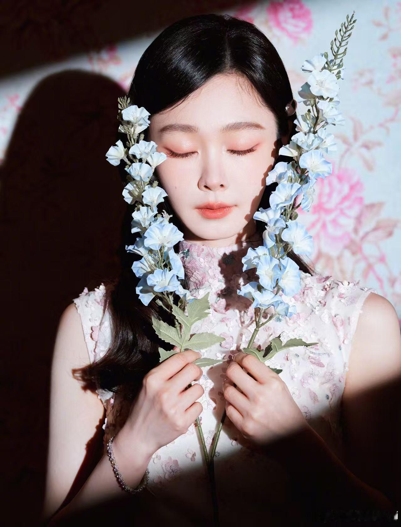 宋轶百花迎春造型  宋轶百花迎春造型太好看了吧，这才是真正的人比花娇的具象化！水