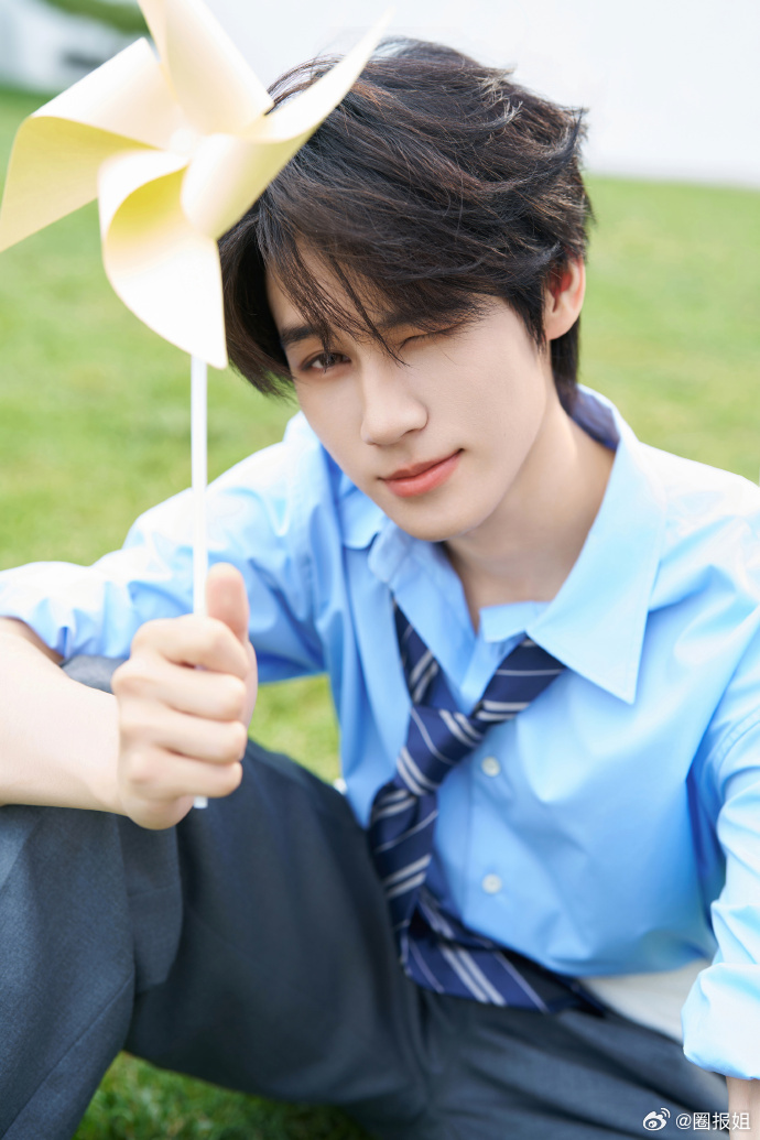 时代少年团全员蓝衬衫少年感时代少年团青春夏日合集夏日和蓝衬衫适配度满分，时代少年