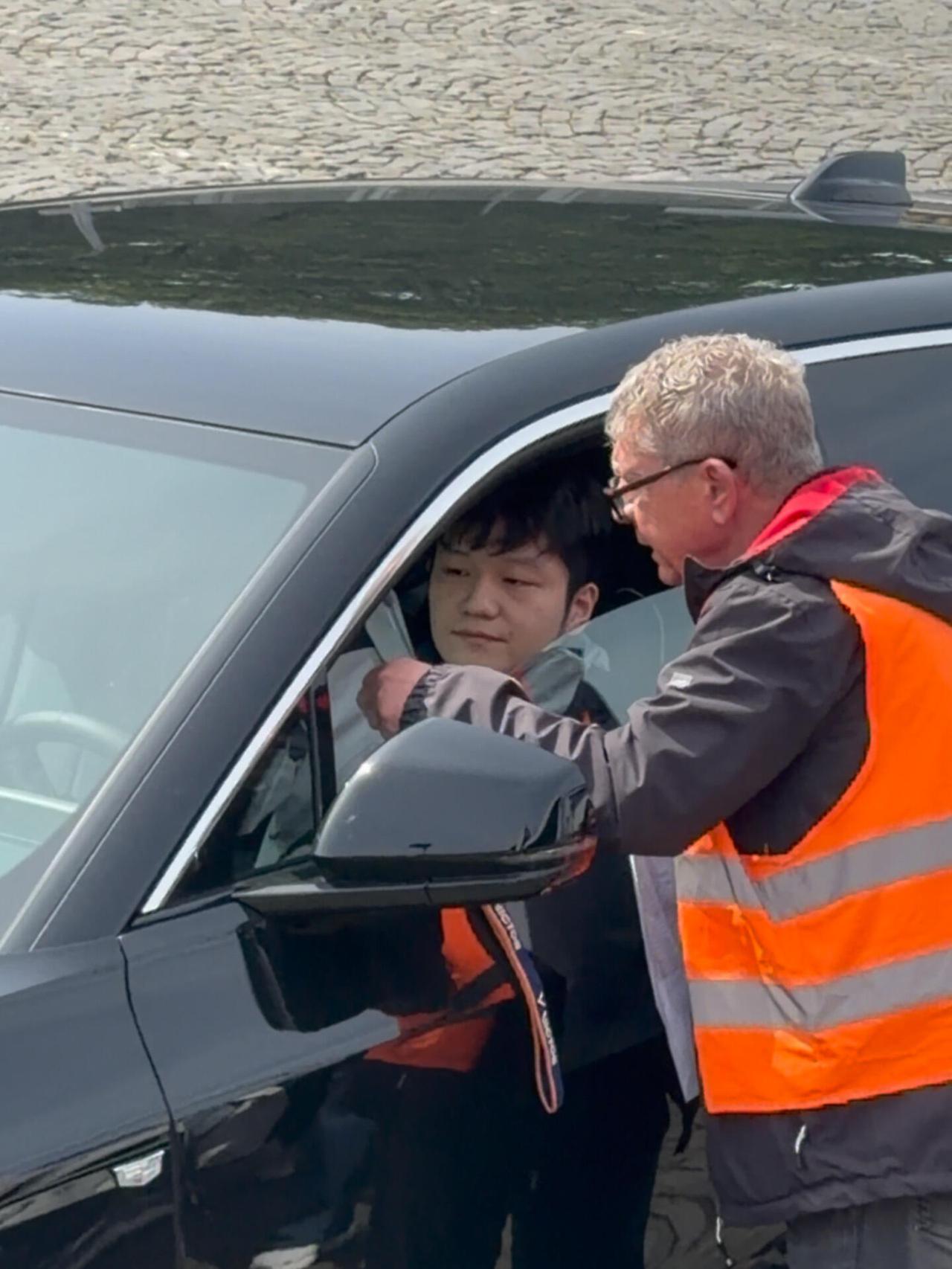 樊振东很可爱啊，这是真的让人敦厚！
开车和大爷交流，感觉突然蒙了，呆呆的样子但是