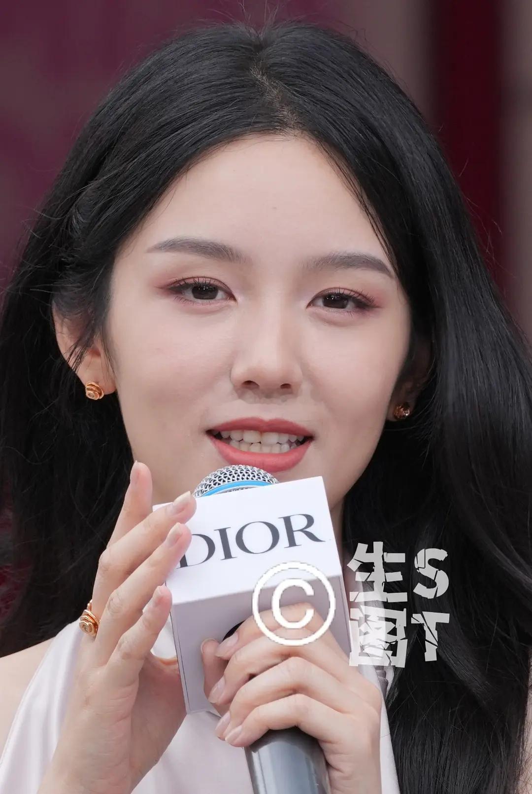 不仅脸状态差，连清冷气质都没了 