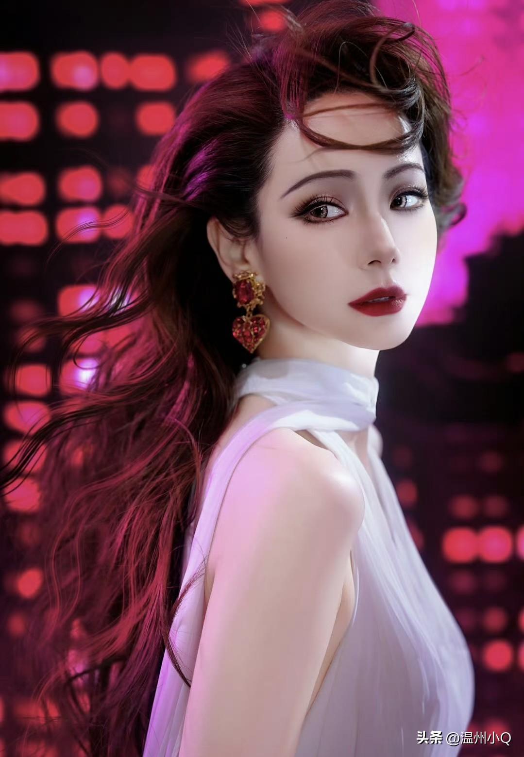 戚哥这个妆容怎么画得像个假人，像AI版张予曦，同感的举手………
