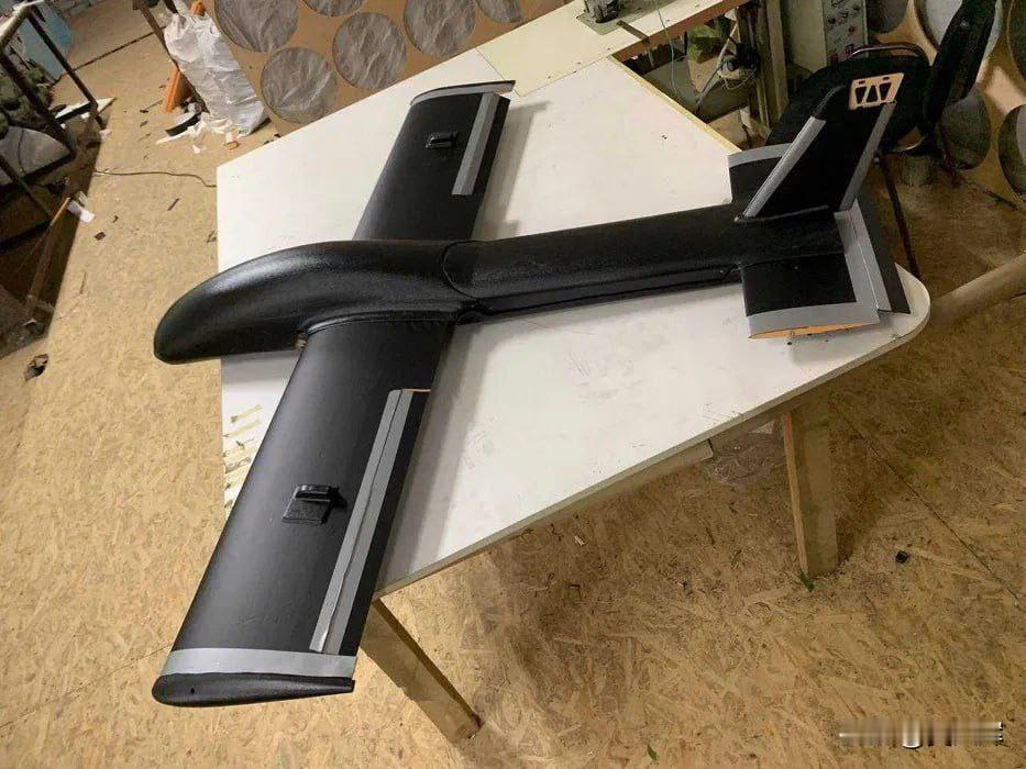 乌克兰仿制的俄罗斯“闪电-2”型固定翼FPV无人机。