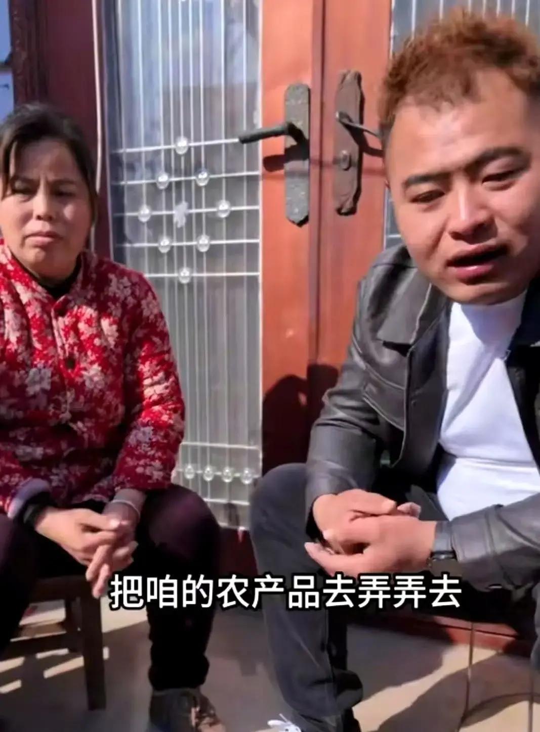 李连杰一上台，没急着说话。
一个弯腰，直接把讲台边那束娇艳的黄花，挪到了地上。