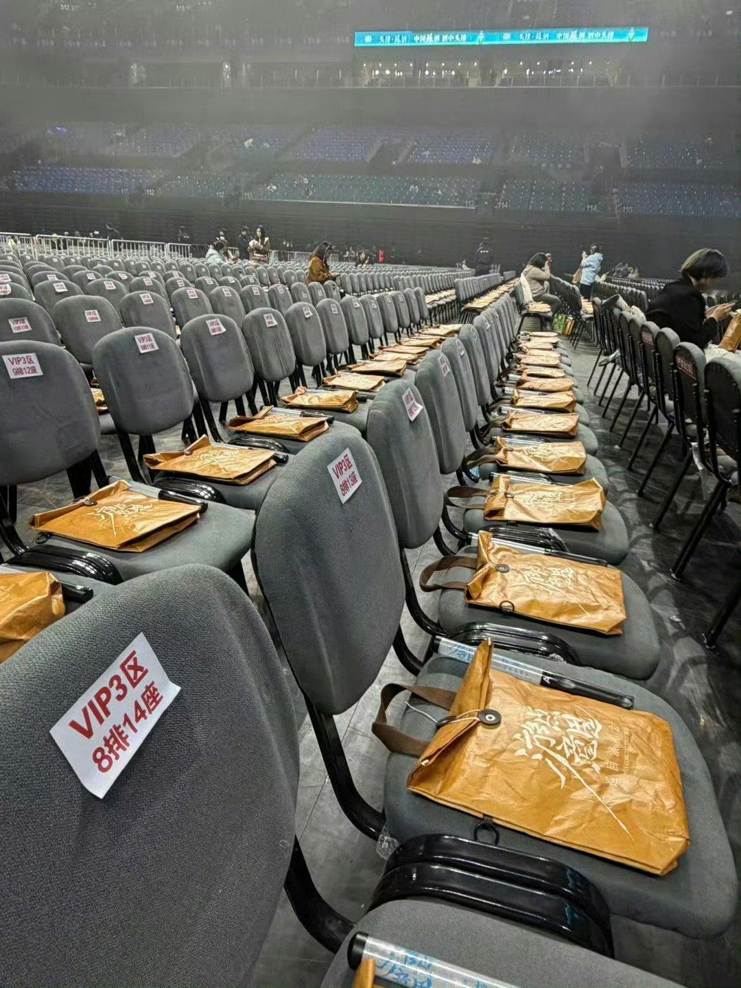 梓渝演唱会伴手礼有彩带 这才是双向奔赴吧！梓渝把粉丝想要的彩带、小卡全放进伴手礼