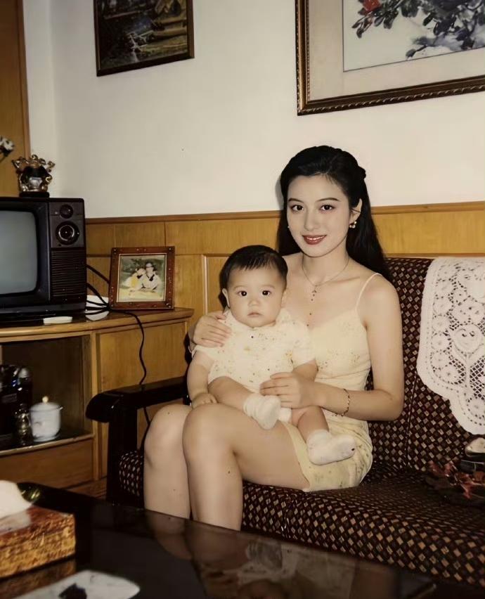 翻到这组90年代的上海老照片，瞬间被年代感拉满，忍不住很好奇，90年代的上海，能