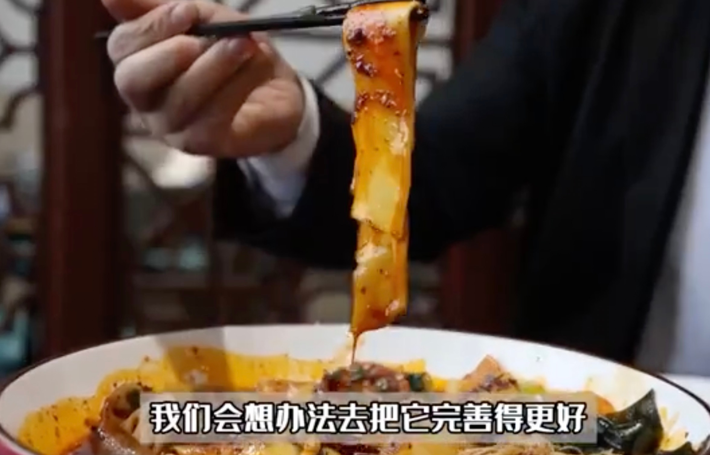 #上海终于有甘肃麻辣烫了# 什么，张亮，杨国富麻辣烫不香了？甘肃麻辣烫火爆出圈，