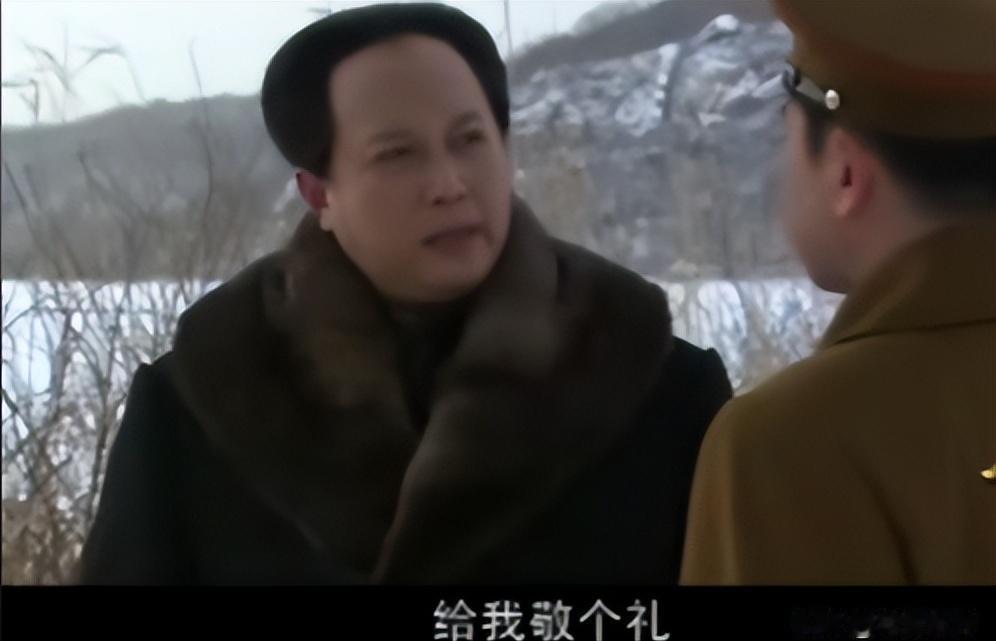 1952年，毛主席到空军部队视察工作，忽然毛主席对刘亚楼说“向我敬个礼”，刘亚楼