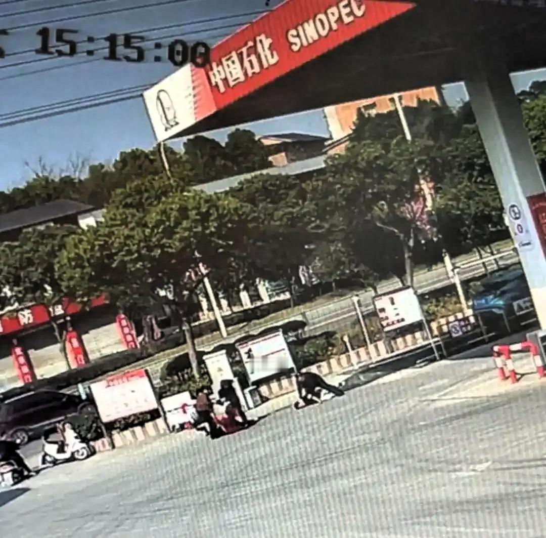 “打我妈不行！”四川icon，男子带着60岁母亲排队洗车，眼看快要轮到自己了，一