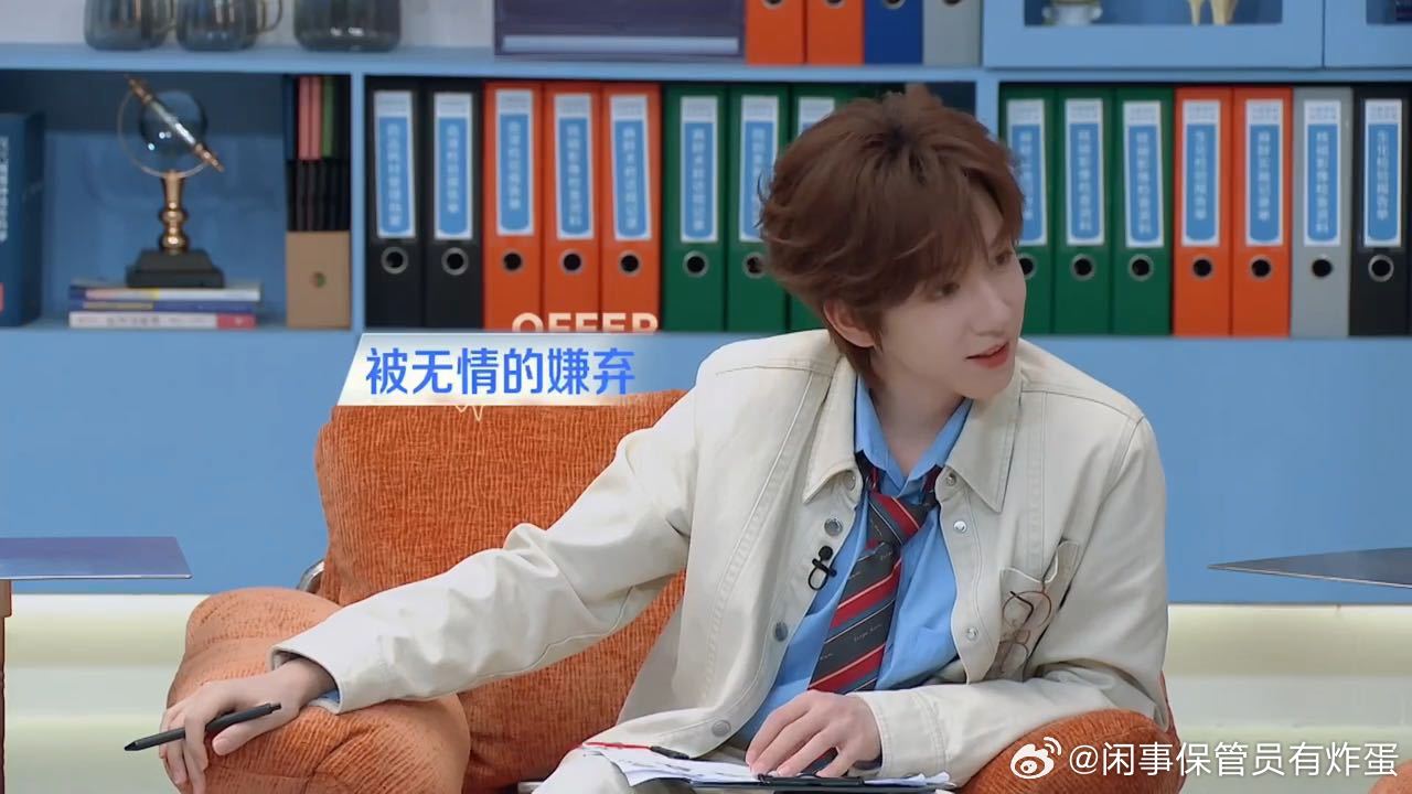 徐志胜说真不想和贺峻霖聊天贺峻霖插不进的话题很难得看见贺峻霖接不上话的时候，面对