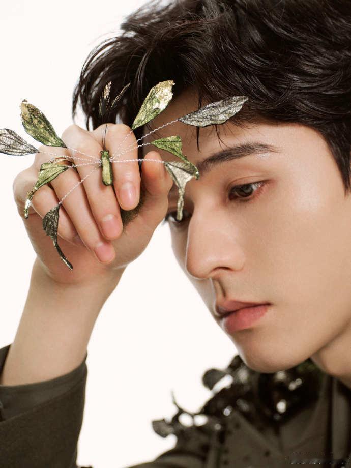 #龚俊说蝴蝶飞的有点儿慢##龚俊花蝴蝶造型#龚俊的花蝴蝶造型为他带来了全新的形象