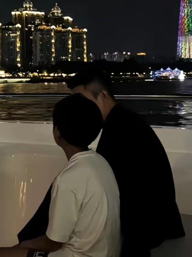 小菲带箖箖夜游广州，大大方方晒娃，在珠江上坐船看美景！也留下了一幅幅美好的画面！