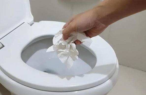 为什么卫生纸一冲就烂，抽纸扔马桶却容易堵？同样是纸差别咋这么大？

先说最核心的