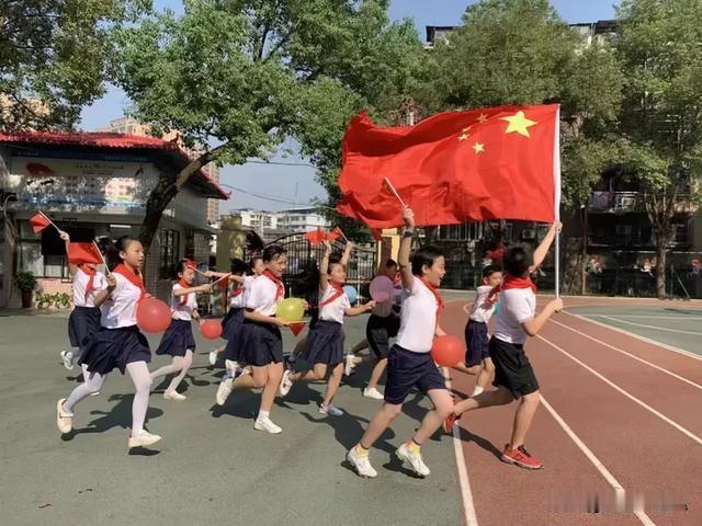 您的健康不如人。
昨天船山画院旭辉院长兄又宴请五大桌70余位支持其事业的各界精英