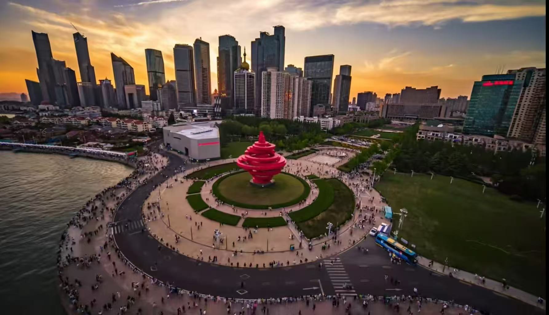 在青岛遇见山海烟火气青岛新年氛围感拿捏海风轻拂，山海相依，红灯笼点亮老街巷。青岛