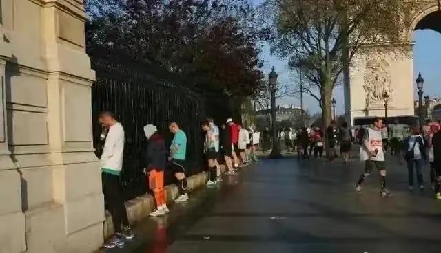 意大利，文明社会，男人在路边排队排的都是整整齐齐。这素质，真是没话说[what]