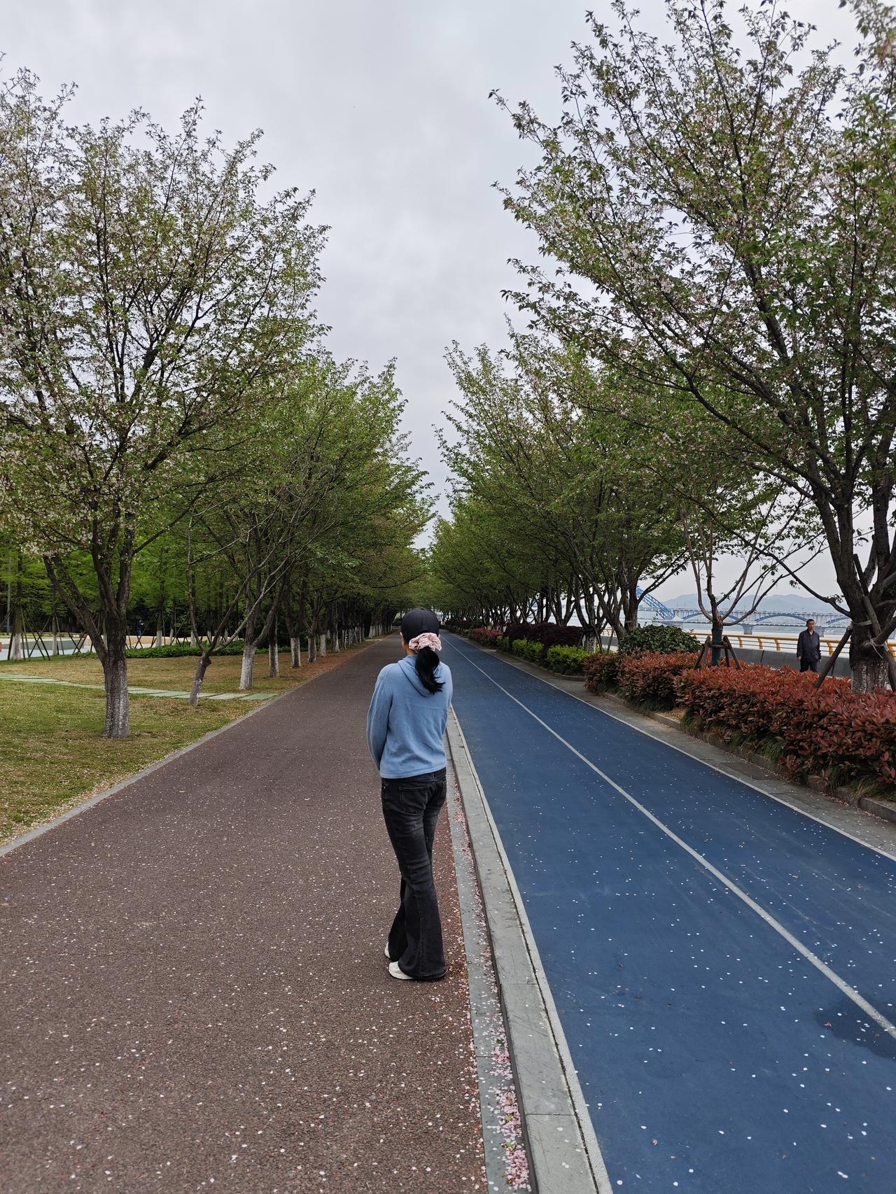 无条件的爱自己，忘掉一切尘世间的烦恼。任何事情对自己都可以无所谓，任何人对自己都