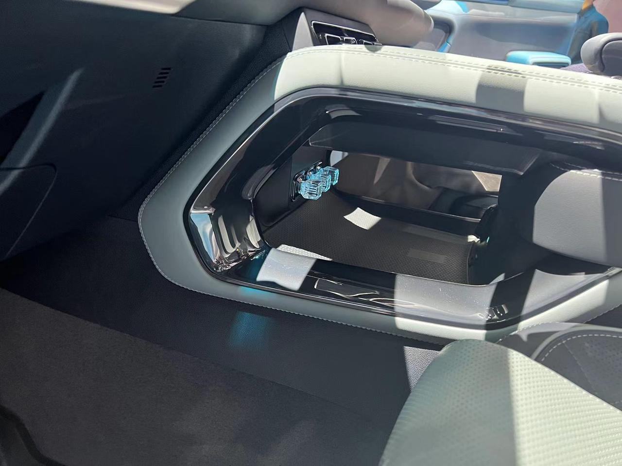 【方程豹 豹5 ——定位中大型插混硬派SUV，与G级尺寸相当！】
程豹 豹5定位