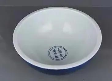 1973年，北京文物店里来了位老婆婆拿着个破碗来问价钱。工作人员看了一眼给了她8