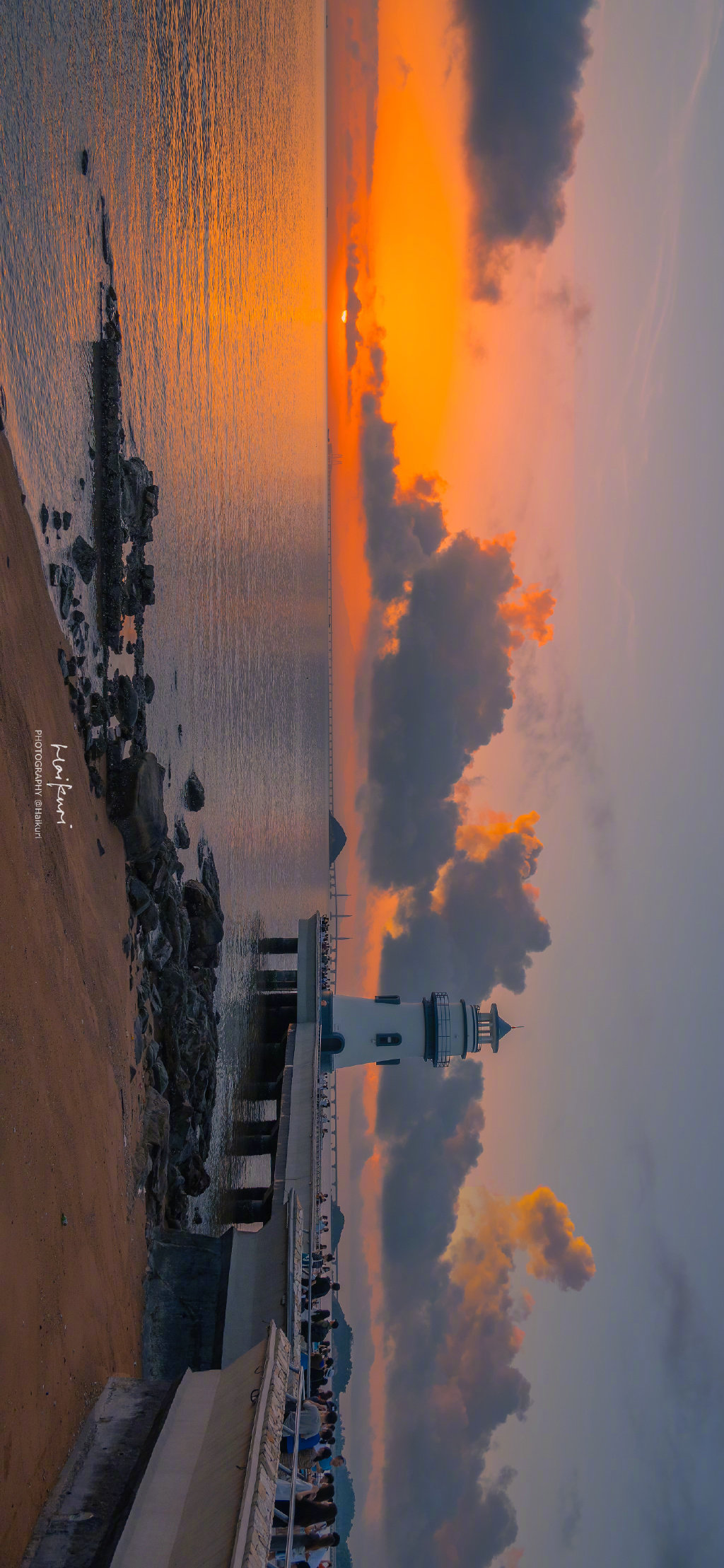 “海边的夏天永远热烈迷人。” 