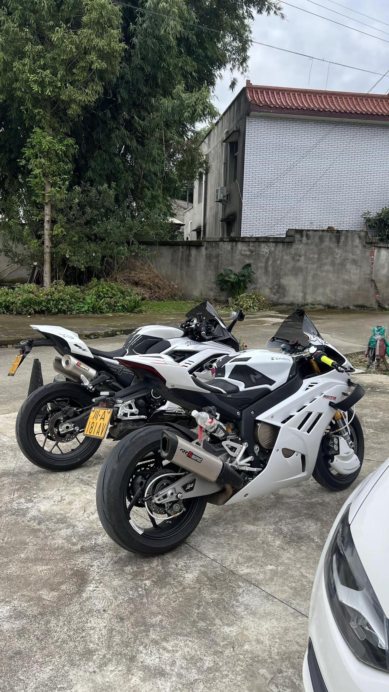 你们独骑的是不喜欢和陪伴吗？张雪820rr 春风500sr 摩托车 趁年轻骑仿赛