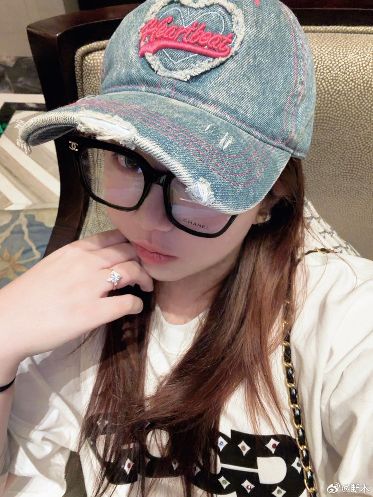 李帅跟我求婚时候买的钻戒我一次没戴过这次出门他特意掏出来喊我戴上嗯...套了n只