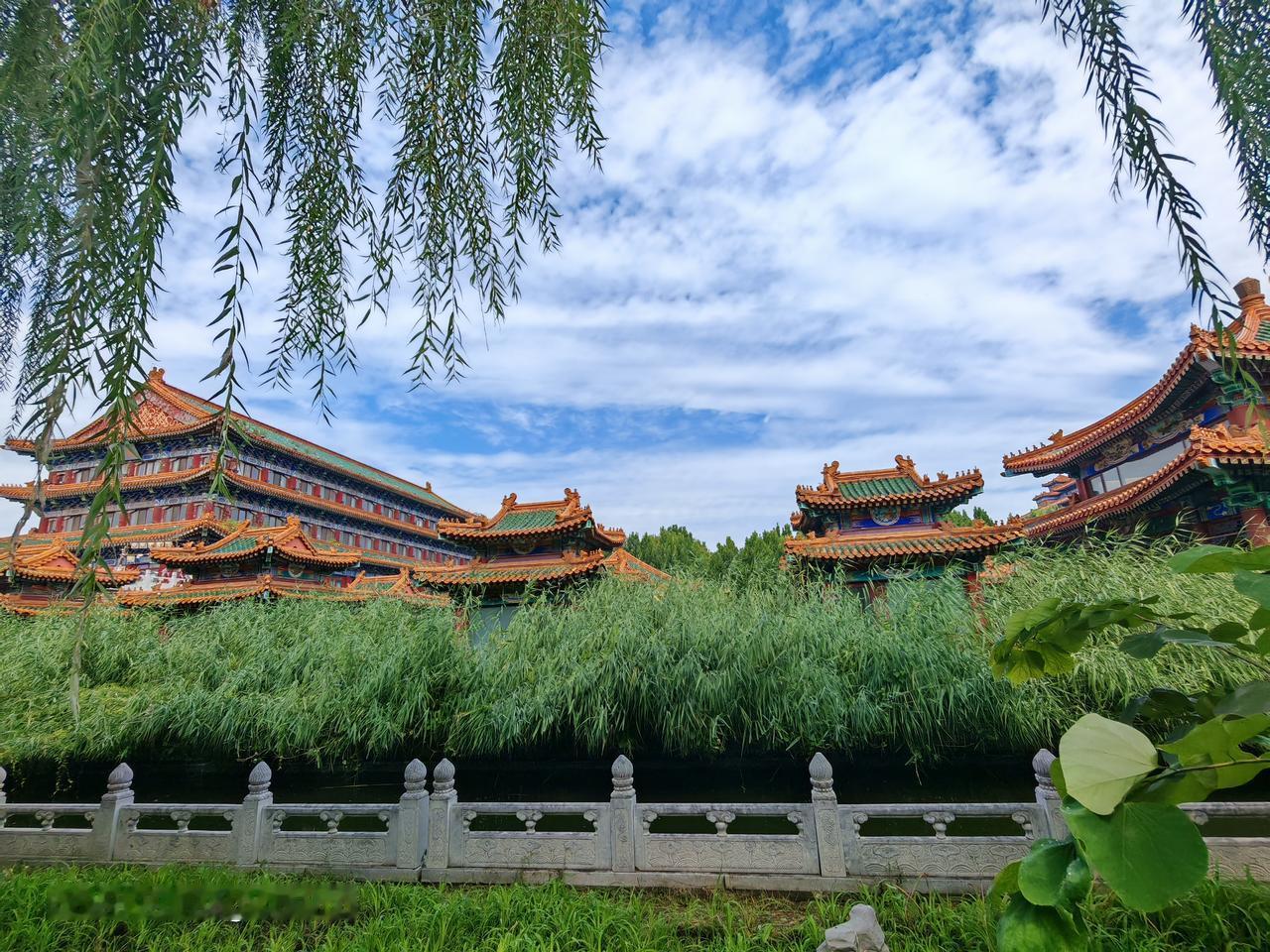 碧瓦红墙映园林，楼阁巍峨耸云端。中信国安天下第一城里古建筑艺术风格优美