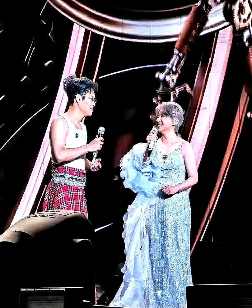 “你凭什么开演唱会？”

大连体育场三万多人面前，小沈阳被当众质问。他没回避，直