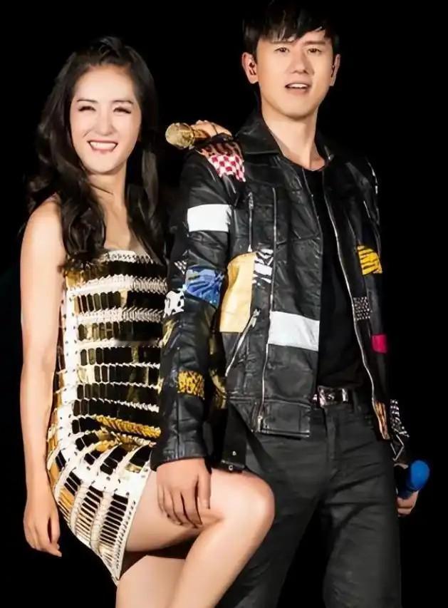 张杰开直播为谢娜庆生