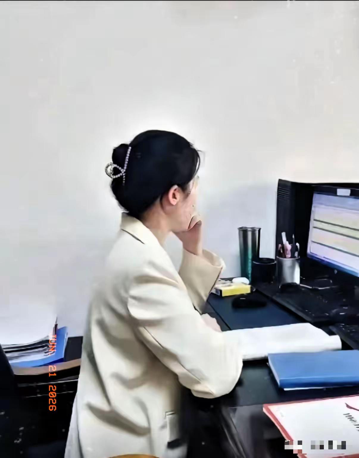 县财政局那个女生，34岁，研究生学历，身高1米68，长得也清秀端正。家里人给她介
