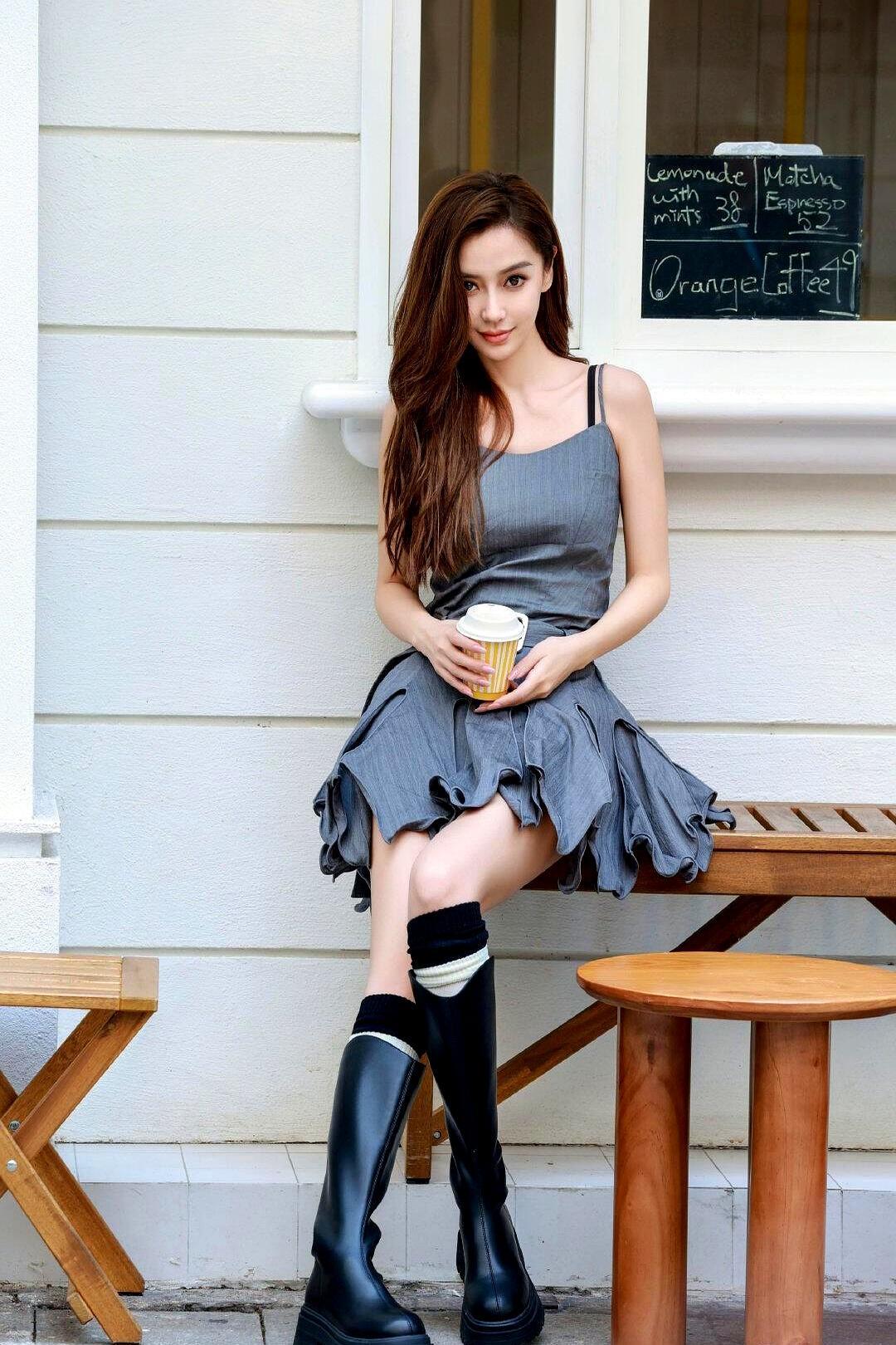 杨颖刚把那件灰色细带裙的肩带拨到锁骨边，义乌三百家服装厂的缝纫机连夜踩冒了烟。